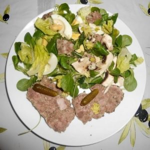 Terrine Ibérique, cornichon, salade