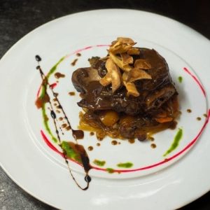 Joue de porc rôtie avec os